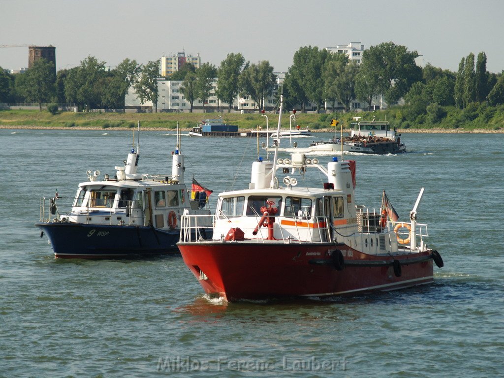 Einsatz Loeschboot und Rettungsboot Koeln Muelheim  P23.JPG